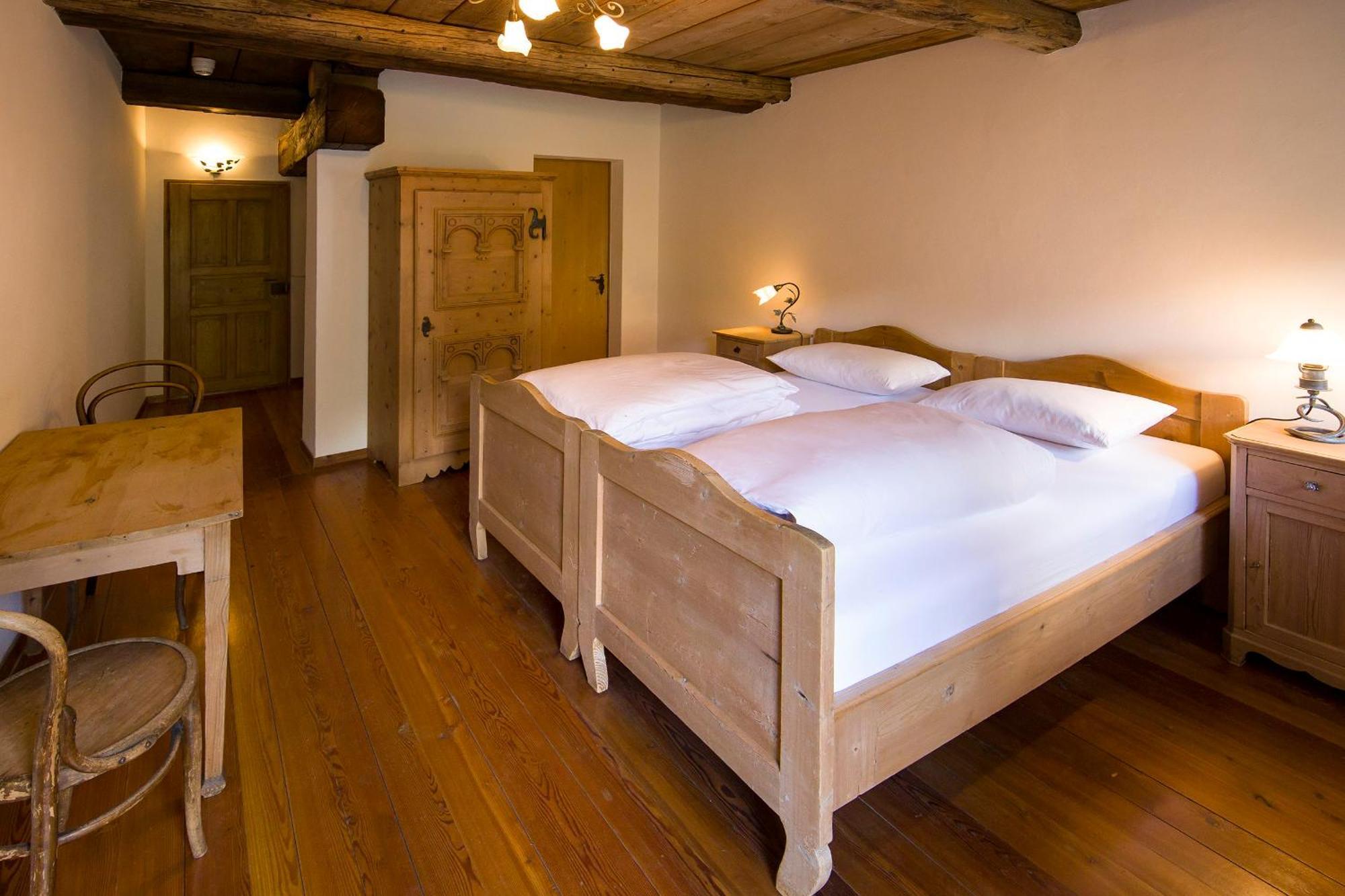 Hotel Chasa Chalavaina Müstair Kamer foto