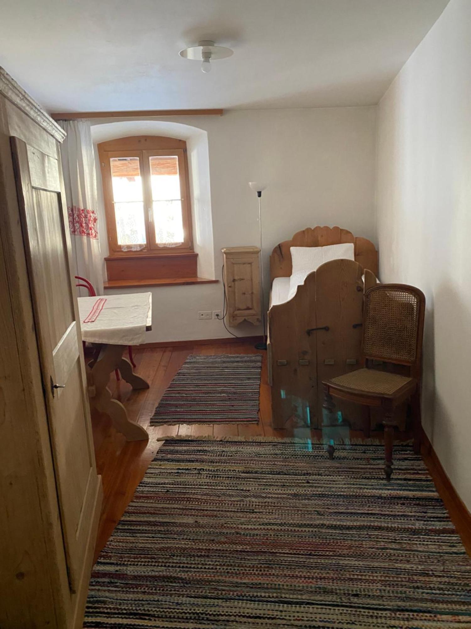Hotel Chasa Chalavaina Müstair Kamer foto
